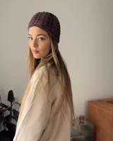 Gorro tipo casquete tejido a mano en crochet con hilo 100% algodón color marrón.