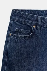 Jeans de tiro medio y pierna recta, color azul oscuro, con cierre de cremallera y botón.