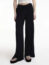 Pantalón negro de lino, corte recto y pretina elástica.