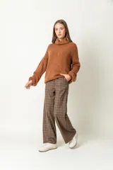 Sweater color marrón de mohair con cuello alto y mangas largas.