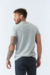 Remera de hombre de fit regular, con logo y arte estampado, manga corta y escote redondo.