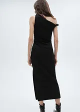 Vestido largo de fiesta negro, con diseño asimétrico, un tirante ancho y escote off-shoulder. Presenta detalles fruncidos y cierre lateral con cremallera.