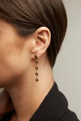 Par de caravanas colgantes doradas con forma de granos de café.