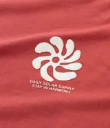 Remera masculina de algodón color coral, corte comfort, cuello redondo y manga corta. Estampa abstracta con texto en el frente.