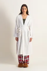 Kimono largo color blanco con bolsillos y bordado en la espalda, confeccionado en 100% algodón.