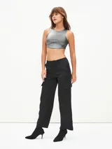 Pantalón de vestir marrón con bolsillos cargo laterales, corte recto y tiro medio.