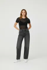 Top negro de manga corta, transparente, con cuello a la base y ajuste al cuerpo.