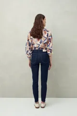 Jean chupín de tiro alto color azul oscuro, con bolsillos delanteros y traseros, confeccionado en denim con textura suave y leve elasticidad que se adapta al cuerpo.