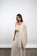 Top color crema de lino, con breteles anchos y escote cuadrado.