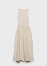 Vestido midi color crema, con tirantes anchos y escote redondo. Presenta panel fruncido en la cintura y falda evasé.
