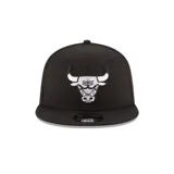 Gorra negra con logo bordado de los Chicago Bulls en blanco, modelo 9Fifty de New Era.