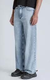Pantalón celeste de denim con calce wide leg y cinco bolsillos.