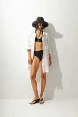 Vestido corto color negro, de corte recto y breteles finos.