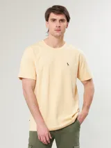 T-shirt de color amarillo, con diseño simple y bordado en el pecho.