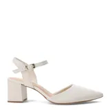 Zapato de mujer Bottero color blanco roto, estilo cerrado en punta fina con taco block. Posee una tira fina con hebilla que rodea el tobillo.