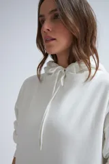 Hoodie oversize blanco con capucha ajustable y bolsillo frontal tipo canguro.
