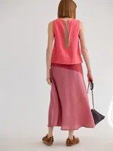 Falda midi color crudo de algodón, con pespuntes rojos a contratono y botones de coco en el lateral.