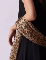 Pashmina de poliéster con estampado animal print y lurex dorado. Terminación con flecos.