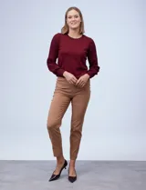 Pantalón largo color marrón claro, de corte recto y pretina ancha pespunteada. Confeccionado en gabardina elastizada.