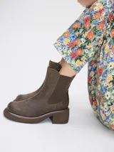 Botas Chelsea color beige con estampado floral, elástico lateral marrón y suela track color marrón.