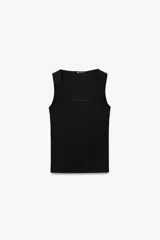 Musculosa ajustada de poliamida negra, con escote redondo, tirantes anchos y refuerzo en el pecho.
