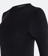 Suéter de punto color verde, con cuello barco, mangas largas y textura acanalada.