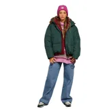 Campera puffer verde con capucha y cierre frontal.