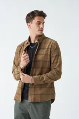 Camisa de pana a cuadros azul marino y rojo, de manga larga, con fit regular, cartera con botones y bolsillos con botones.