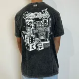 Remera negra con efecto gastado y estampado blanco en la espalda con diseño de Las Vegas, dados, una máquina tragamonedas y una pin-up.