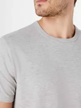 Remera negra de manga corta con corte ajustado.