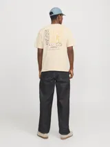 Camiseta de manga corta color crema, con cuello redondo y calce relajado. Presenta un pequeño logo de Jack & Jones estampado en el pecho y un estampado grande en la espalda.