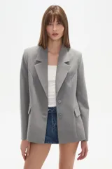 Blazer gris de lyocell, de corte holgado, con cuello solapa, cierre frontal de un botón y dos bolsillos delanteros con solapa.