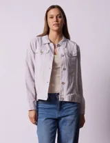 Camperita de lino estampado, marca Dash. Abertura central con botones, delantera con bolsillos.