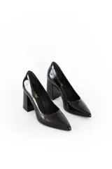 Zapatos de charol negro con tacón cuadrado de 8 cm, elaborados con cuero de primera calidad y suela flex.