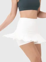 Minifalda deportiva negra con cintura alta y falda plisada.