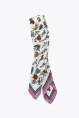 Pañuelo cuadrado de viscosa color blanco con estampado de flores multicolores y borde lila.