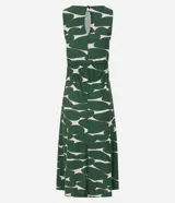 Vestido midi sin mangas, de corte al cuerpo y falda plisada, con cuello redondo y cierre por gota. Presenta un estampado abstracto en verde oscuro y beige.