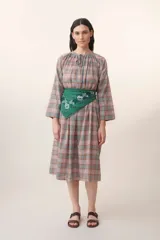 Pañuelo cuadrado de algodón color verde con estampado floral en blanco y azul.