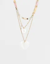 Collar corto dorado de tres cadenas con cuentas de colores y dijes de corazón y flor.
