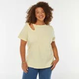 Remera color amarillo pálido de corte recto, con cuello redondo y manga corta. Presenta un detalle de abertura en el hombro izquierdo con efecto retorcido.