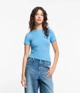 Blusa color beige de viscosa con elastano, de manga corta, cuello redondo, textura acanalada y bajo ondulado.