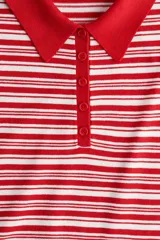 Remera polo de punto fino suave, a rayas horizontales rojas y blancas. Modelo entallado de manga corta con cuello y tapeta de botones.