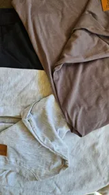 Remera oversize color gris topo, de mangas cortas y confeccionada 100% en algodón.