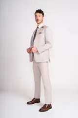 Traje de vestir celeste con camisa azul marino y pañuelo de bolsillo negro. Incluye saco con solapa de muesca, cierre de dos botones, bolsillos con solapa y pantalón de corte recto.