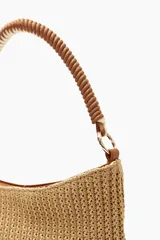 Bolso tipo shopper de rafia color beige con asas de eco cuero marrón.