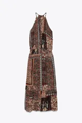 Vestido largo con estampado cachemir en tonos marrones, cuello halter con cordones con abalorios, nido de abeja elástico en la cintura, forro interior y tejido con hilo metalizado.
