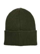 Gorro beanie unisex color verde militar, tejido en punto canalé, con parche bordado con diseño de pinos y texto "The Rockford Experience Araucaria".