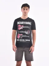 Remera gris con estampado gráfico de motocicletas, de corte regular y manga corta.
