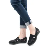 Zapato casual Korium Confort Elia color visón, con capellada de cuero ecológico con perforaciones y elástico en la parte superior.