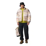 Campera puffer reversible color beige con cuello alto y cierre frontal con botones a presión. Tiene bolsillos laterales con doble entrada y puños elásticos.